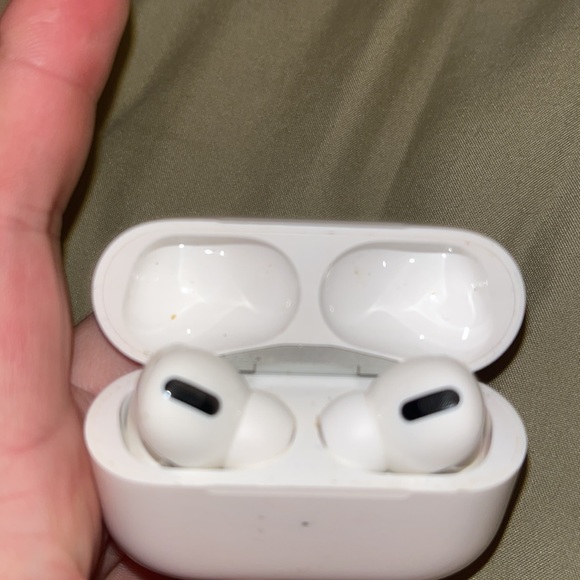 AirPod Pros - Picture 3 of 6